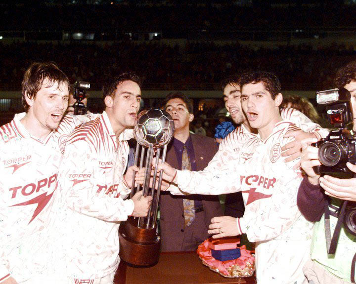 El equipo conducido por Héctor Cúper hizo historia al coronarse en el Campín de Bogotá, ante Santa Fe y 53.000 hinchas rivales. Un título que será recordado dentro del fútbol argentino por el gran juego desplegado y la valentía del plantel.