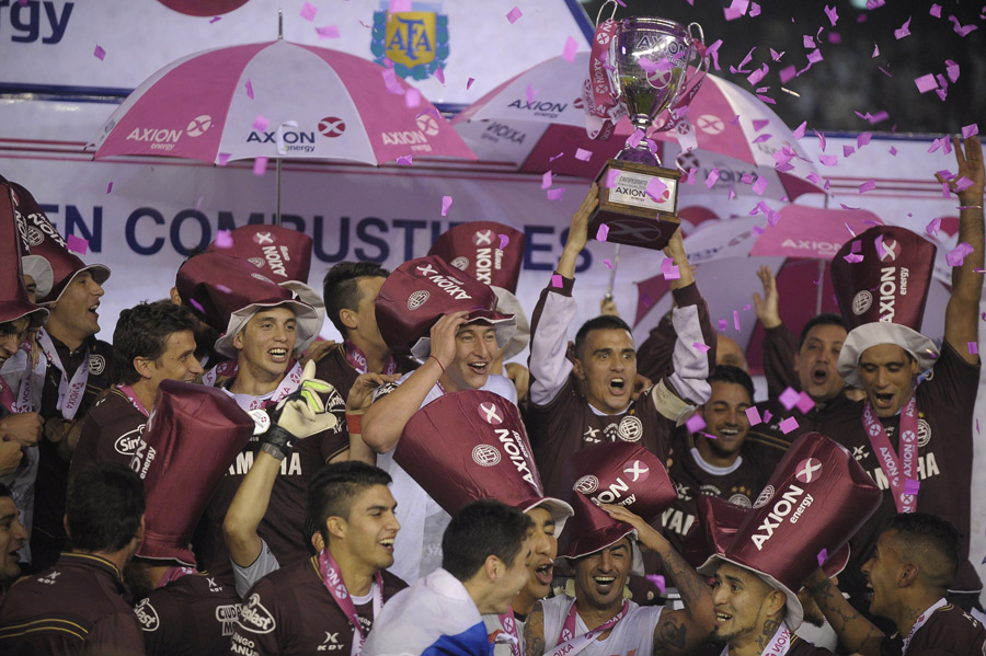 El primero de los tres títulos conseguidos en el periodo inicial de Jorge Almirón. Con un plantel lleno de figuras y sentido de pertenencia, Lanús obtuvo su segundo campeonato de liga al vencer en la final a San Lorenzo: 4-0 en el Monumental.