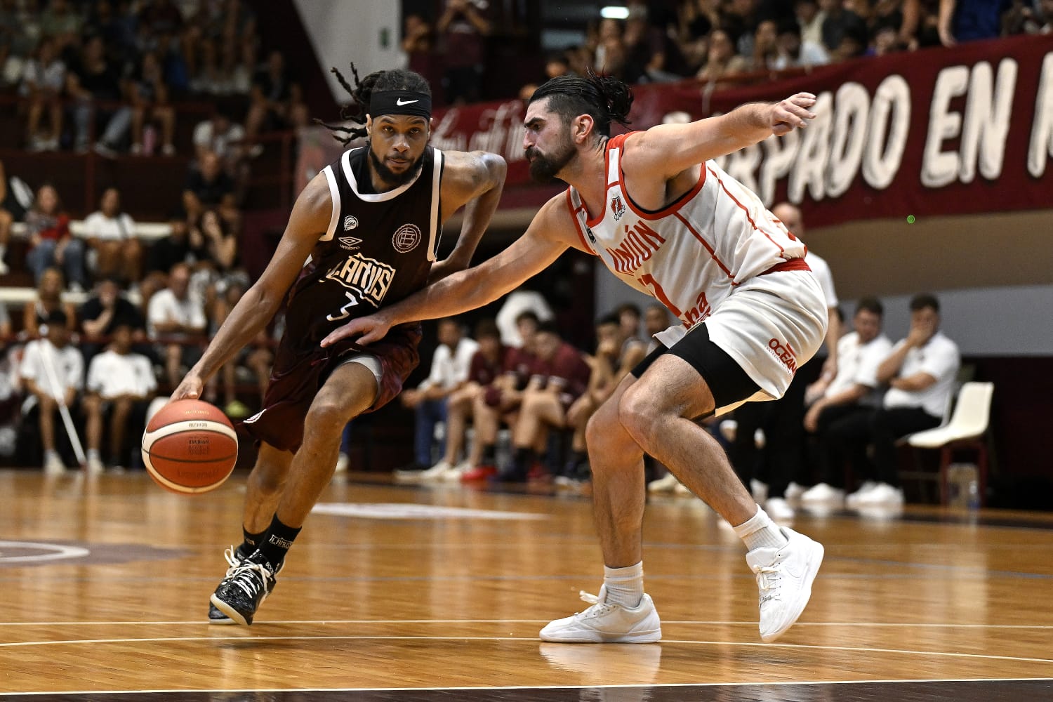 EL GRANA DOMINÓ A UN RIVAL DIRECTO Y SE IMPUSO CON UNA LLUVIA DE TRIPLES