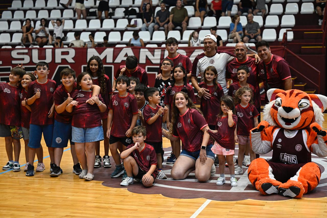 NOCHE DE LIGA ARGENTINA DE BÁSQUETBOL PARA LA COLONIA DEL CLUB ATLÉTICO LANÚS