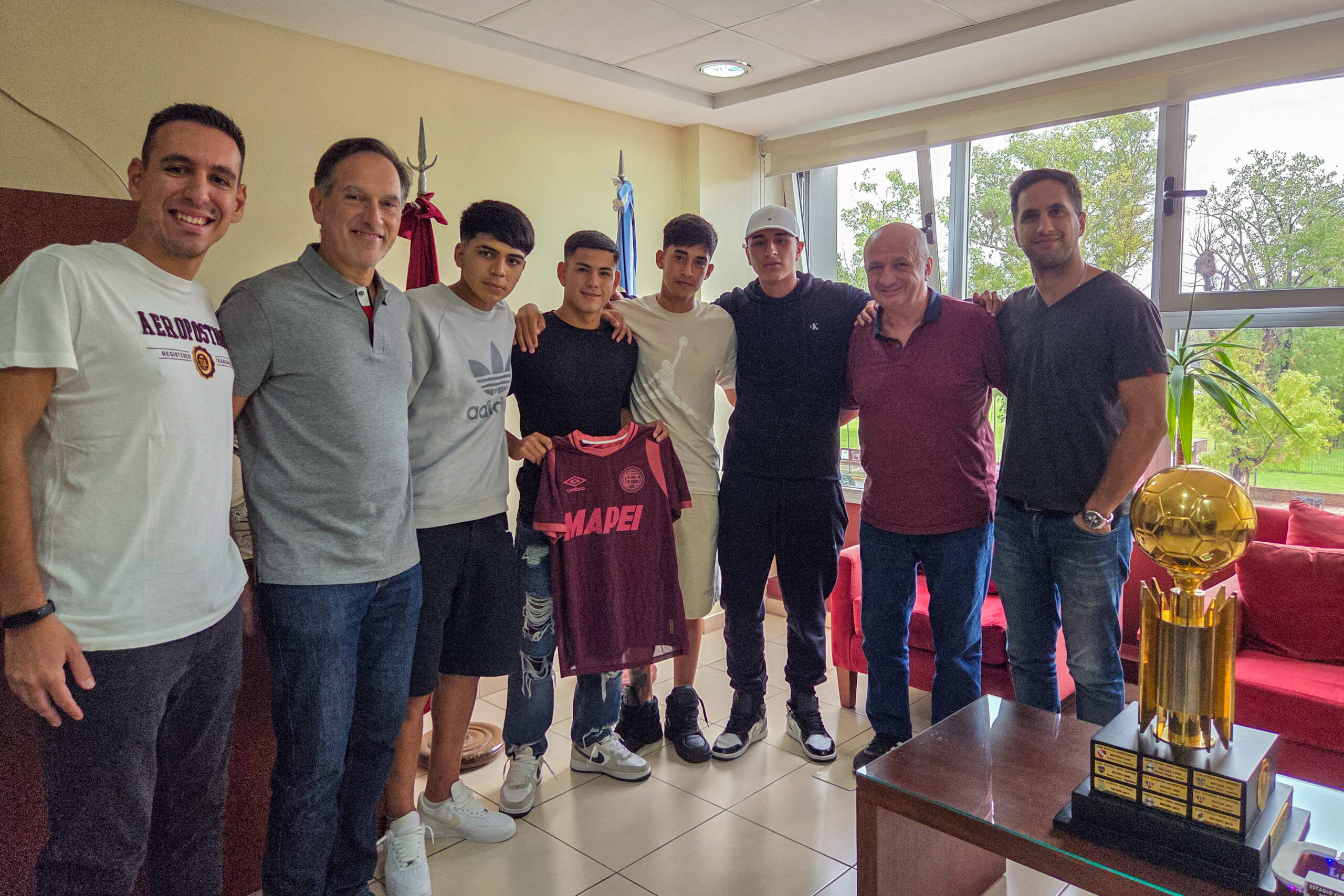 DOMÍNGUEZ, MAMBRÍN, CARDOZO Y ECHENIQUE FIRMARON SUS PRIMEROS CONTRATOS PROFESIONALES