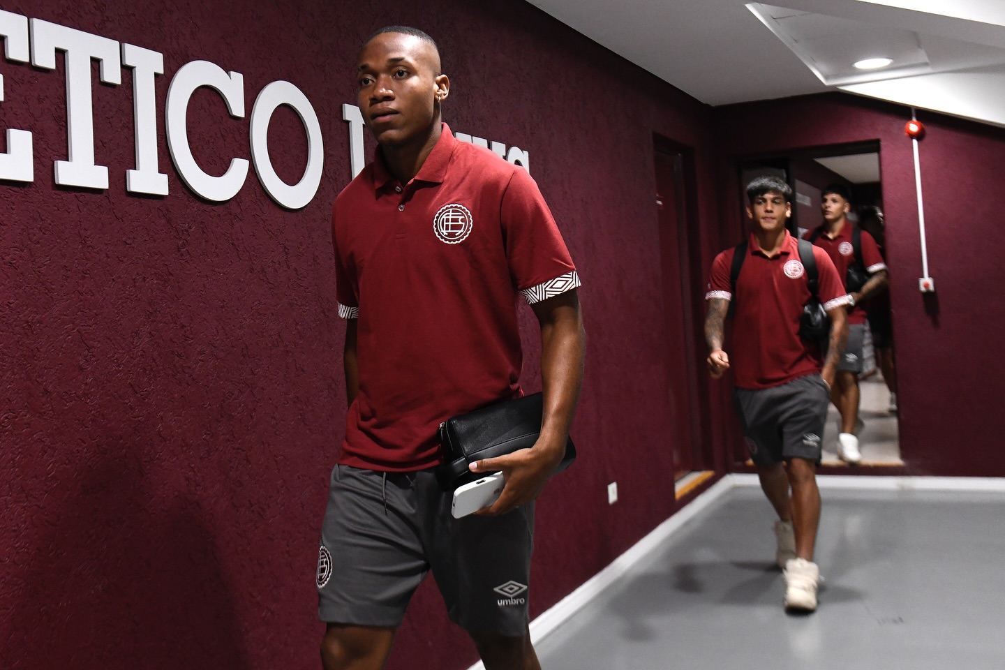 YOSHAN VALOIS SE SUMA AL CLUB ATLÉTICO LANÚS