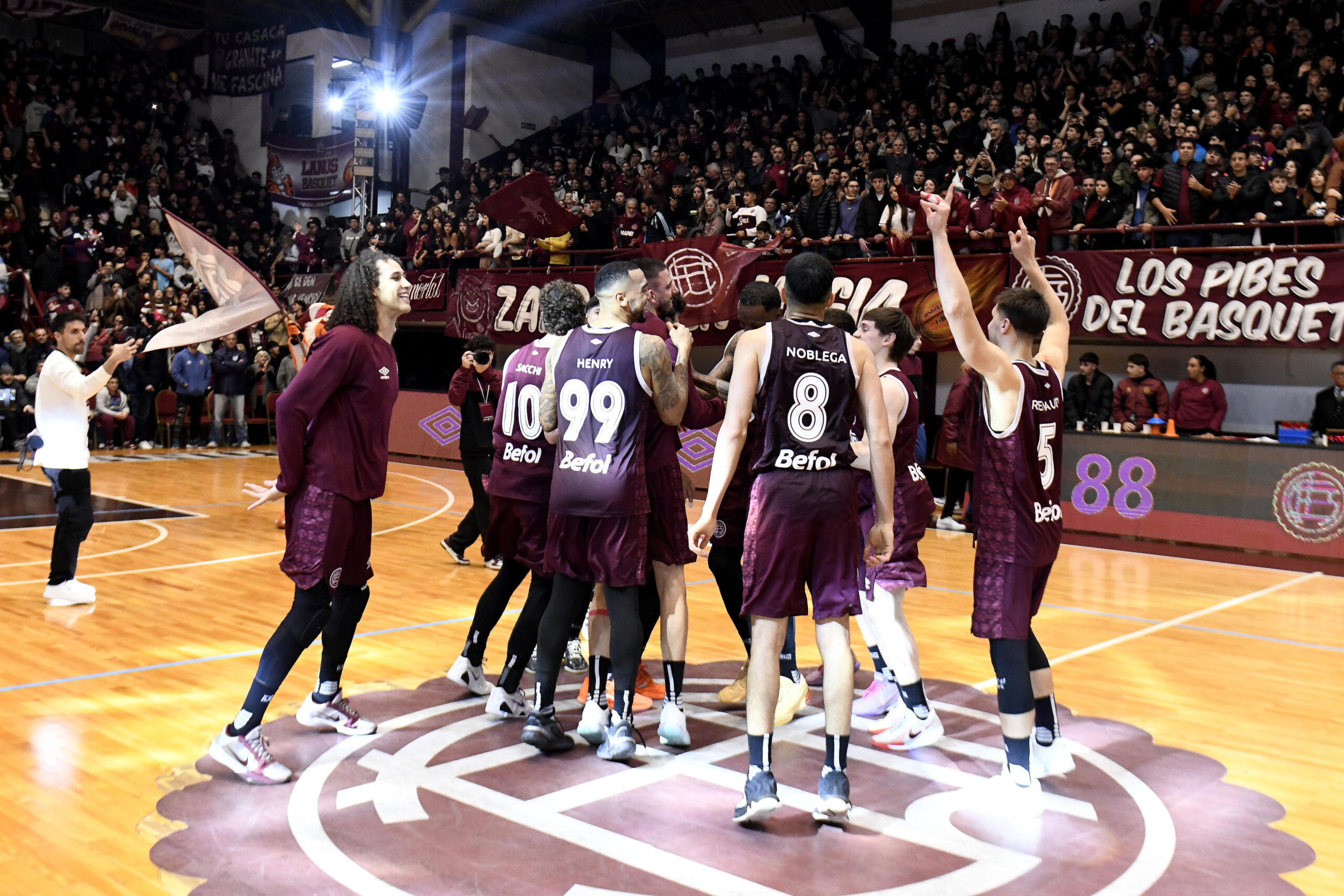 APLASTANTE TRIUNFO DE LANÚS PARA QUEDAR A UN PASO DEL TÍTULO